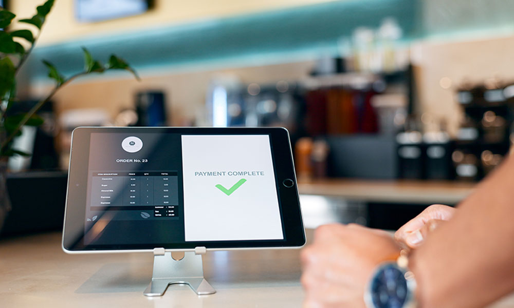 Shopify Plus 連接 POS 與 ShipAny 物流，數據線條為金色。